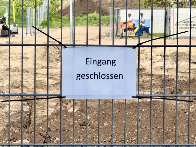 Titelbild für Beitrag: Ein Schild. Und was für eins! An einem Tor.